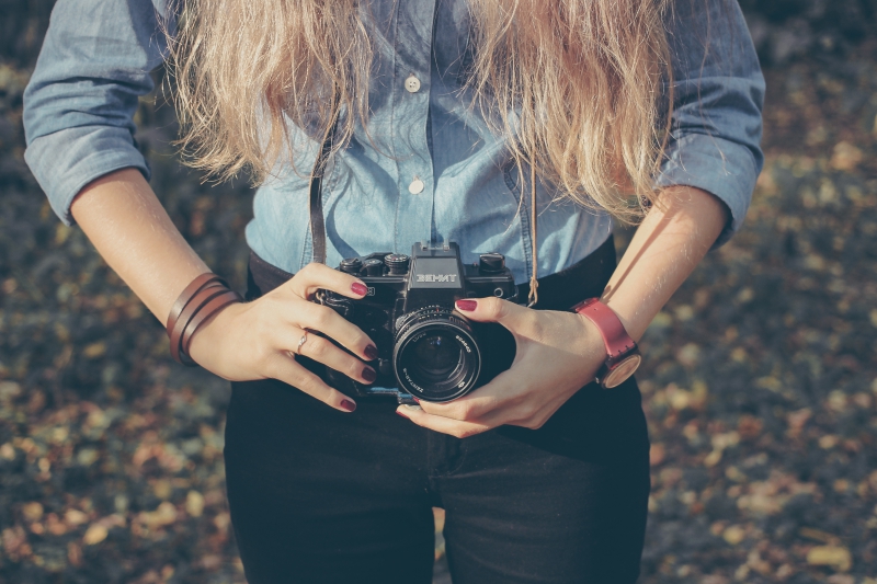 photographe-ST SAUVEUR SUR TINEE-min_hand-person-girl-woman-camera-photography-614-pxhere.com